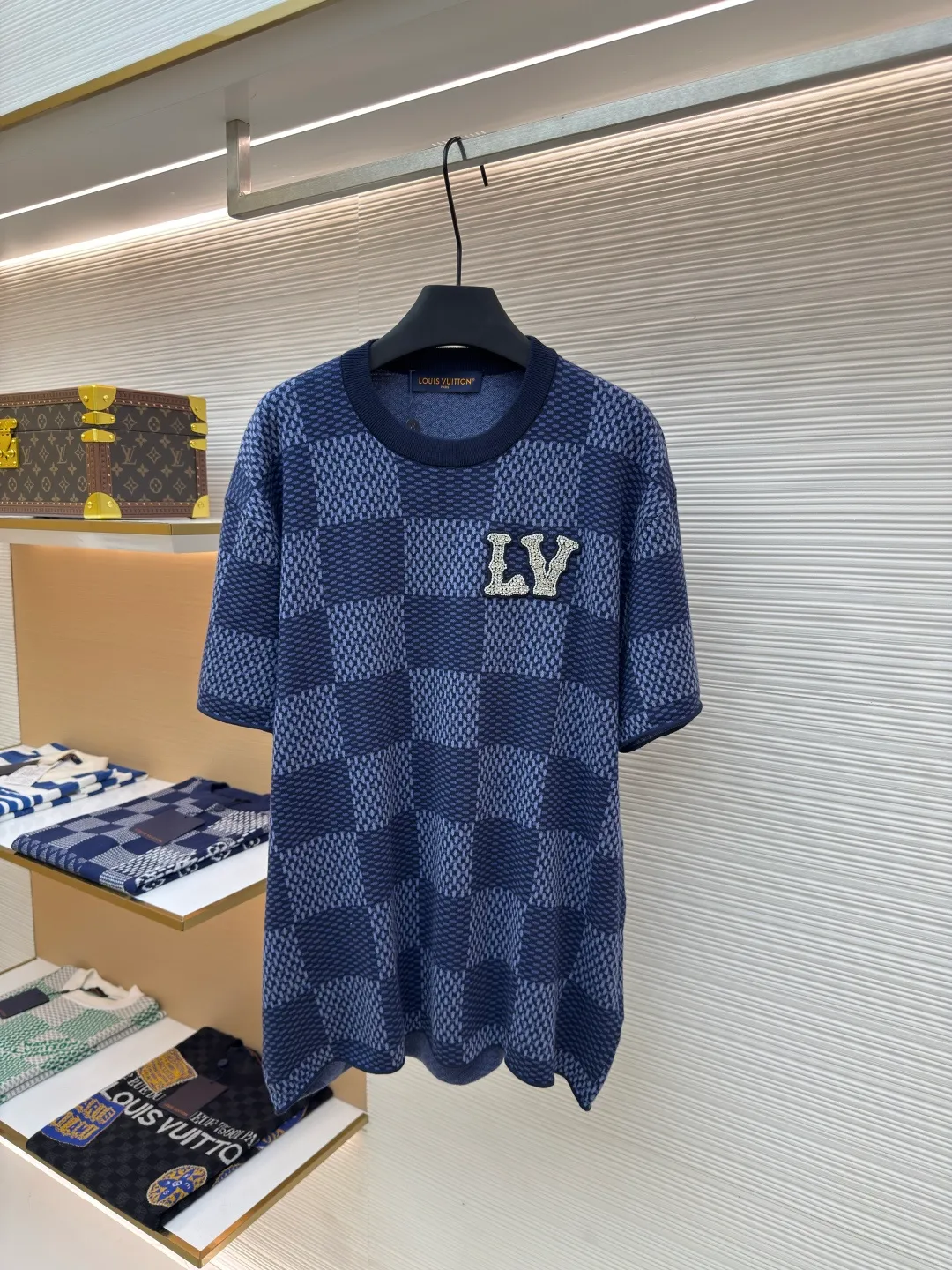 LOUIS VUITTON plaid beaded woolen short sleeves ●Authentic product: purchased and developed at 11400 ●Item number: 1680086-B05 ●Fabric: wool fabric ●Technology: knitting ●Version: fitted version ●Weight: about 330 grams ●Size: XS-S-M-L ●Description: The wool material is made of 100% fully combed cotton yarn, and the fabric piece is woven using a Stoll 16-needle ultra-fine machine imported from Germany worth 47W. It is woven at a parallel and even speed with reference to the original three-color jacquard structure. Each piece takes 270 minutes. During the weaving, 7 sand spits are used to alternately knit back and forth. The number of knitting rows for a single front garment hanging wool is as high as Line 6352... Only after random inspection can we carry out seam selection, washing, and hand-ordering of the original main label, wash mark, details down to the height of the wash mark, stitching method, and final ironing. Only after a general inspection can we package and ship. It is not like those ordinary computerized flat knitting machines. In order to rush the goods, the speed is turned to the limit, and the stitches of the knitted garments are different in size, code, and patterns. The overall wiring is straight and delicate, the fabric is comfortable and soft, and the color is consistent without color difference. It can be matched with the same style to create a fashionable look and control various occasions. Customized accessories, complete with three standards, same style for men and women!